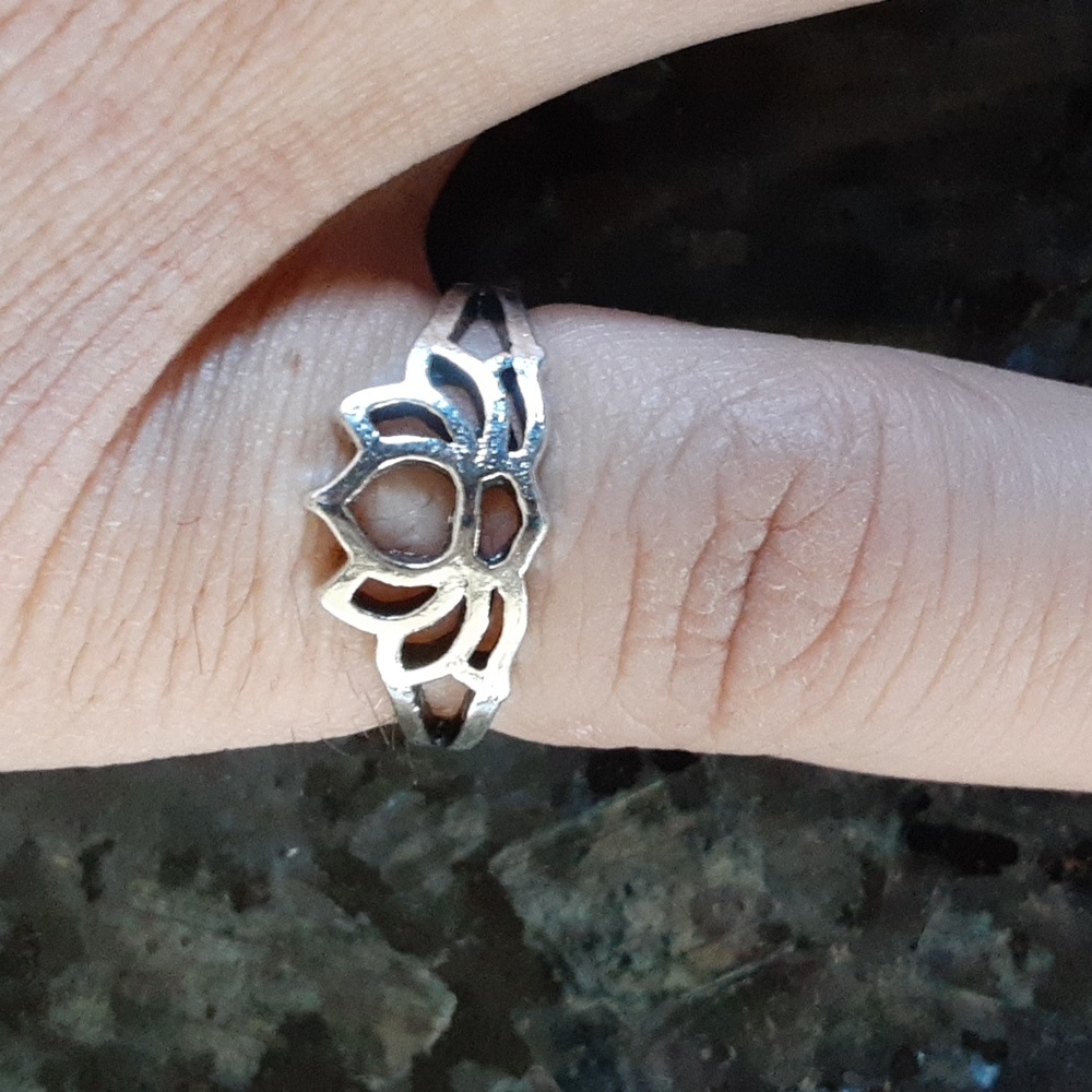 Beautiful silver ring w a simple clean design - Picture 2 of 3